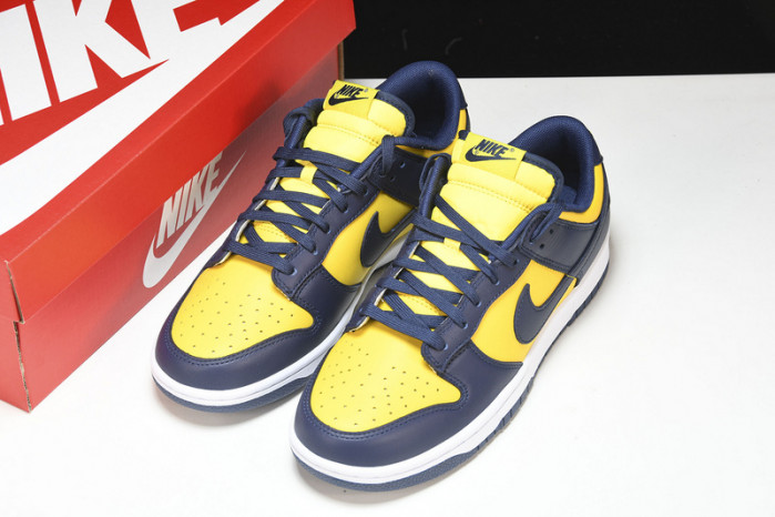 nk dunk low  “varsity maize”  dd1391--700
