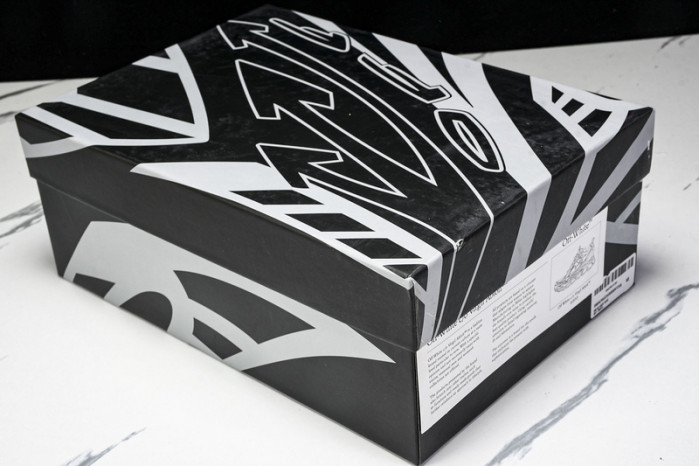 C/O​ SNEAKERS CO-025