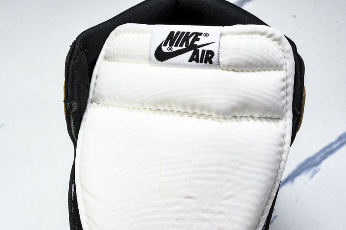 Air Jordan 1 High OG "Metallic Gold" FD2588-021