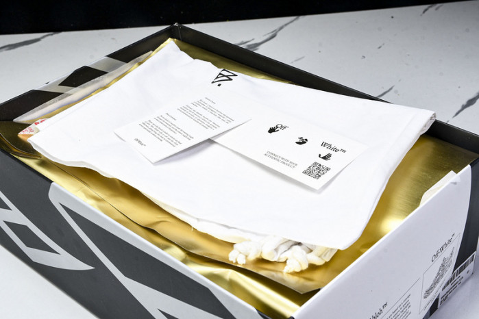 C/O​ SNEAKERS CO-026