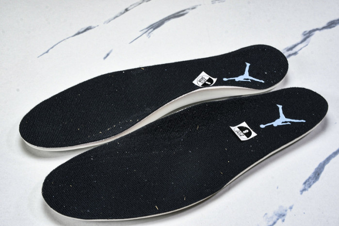 Jordan 4 Retro "University Blue" CT8527-400