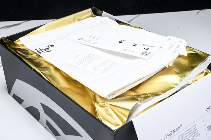 C/O​ SNEAKERS CO-012