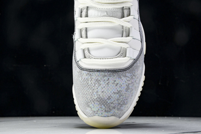 Air Jordan 11 Low HQ7000-001