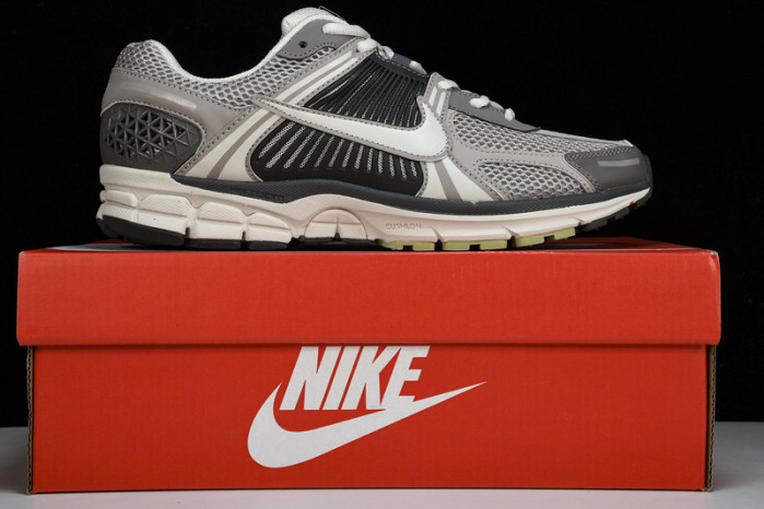 nike air zoom vomero 5   fb8825-001
